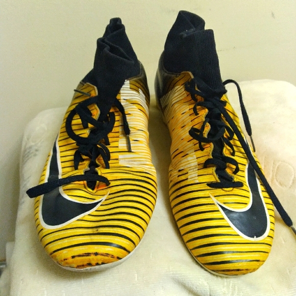 Mens NIKE Yellow and Black Athletic SOCCER Shoes Size 11.5